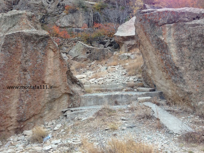 محوطه و حیاطر کاخ ناصرالدین شاهی شهرستانک